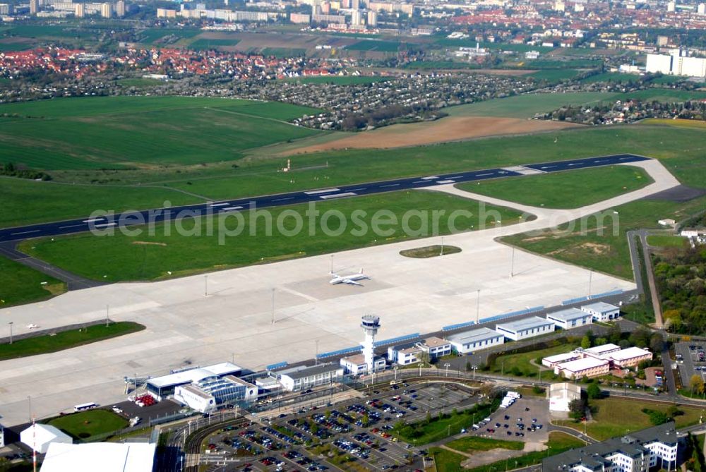 Erfurt from the bird's eye view: Der Flughafen Erfurt ist ein kleiner Flughafen, von dem aus hauptsächlich Passagierflüge einheimischer Fluggesellschaften innerhalb Deutschlands starten. Im Jahr 2004 gab es hier ca. 550.000 Fluggäste und 16.000 Starts und Landungen. Kontakt: Flughafen Erfurt GmbH, Flughafenstraße 4, 99092 Erfurt, Achim Walder: