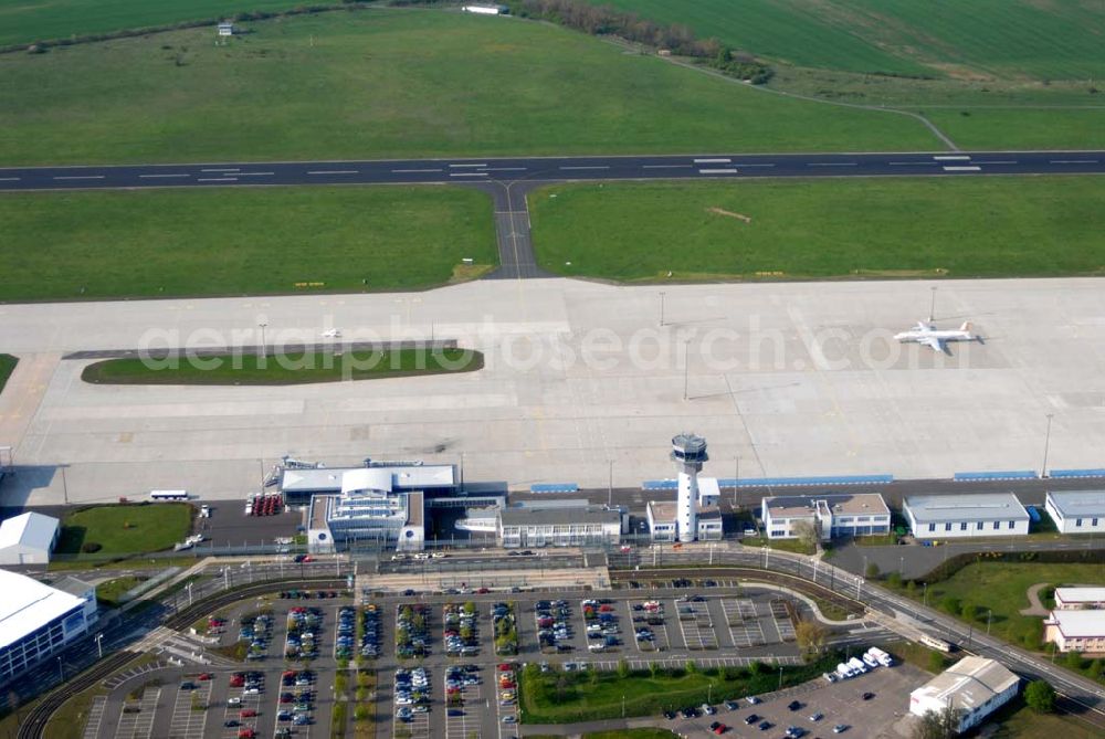 Aerial image Erfurt - Der Flughafen Erfurt ist ein kleiner Flughafen, von dem aus hauptsächlich Passagierflüge einheimischer Fluggesellschaften innerhalb Deutschlands starten. Im Jahr 2004 gab es hier ca. 550.000 Fluggäste und 16.000 Starts und Landungen. Kontakt: Flughafen Erfurt GmbH, Flughafenstraße 4, 99092 Erfurt, Achim Walder: