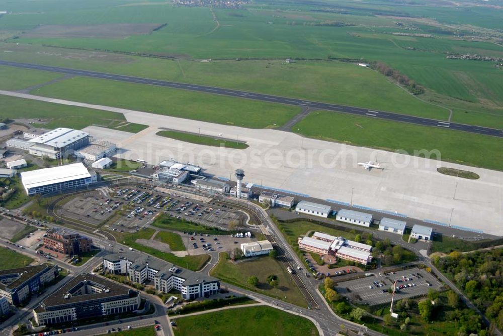 Aerial photograph Erfurt - Der Flughafen Erfurt ist ein kleiner Flughafen, von dem aus hauptsächlich Passagierflüge einheimischer Fluggesellschaften innerhalb Deutschlands starten. Im Jahr 2004 gab es hier ca. 550.000 Fluggäste und 16.000 Starts und Landungen. Kontakt: Flughafen Erfurt GmbH, Flughafenstraße 4, 99092 Erfurt, Achim Walder: