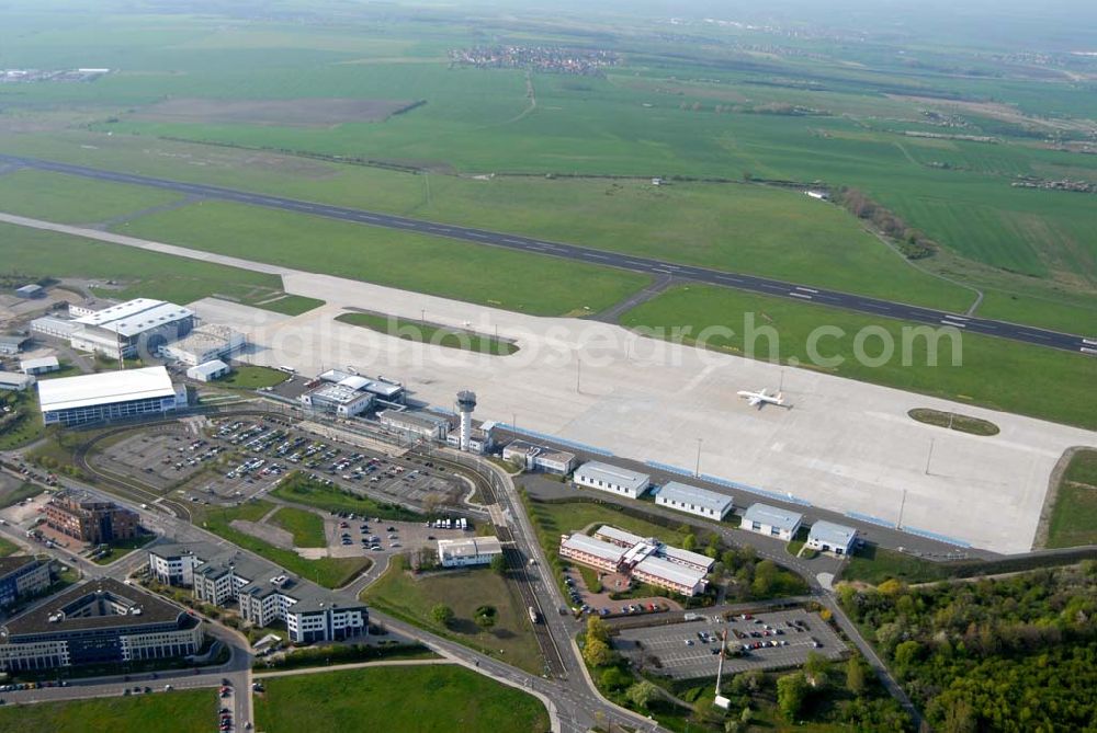 Erfurt from above - Der Flughafen Erfurt ist ein kleiner Flughafen, von dem aus hauptsächlich Passagierflüge einheimischer Fluggesellschaften innerhalb Deutschlands starten. Im Jahr 2004 gab es hier ca. 550.000 Fluggäste und 16.000 Starts und Landungen. Kontakt: Flughafen Erfurt GmbH, Flughafenstraße 4, 99092 Erfurt, Achim Walder: