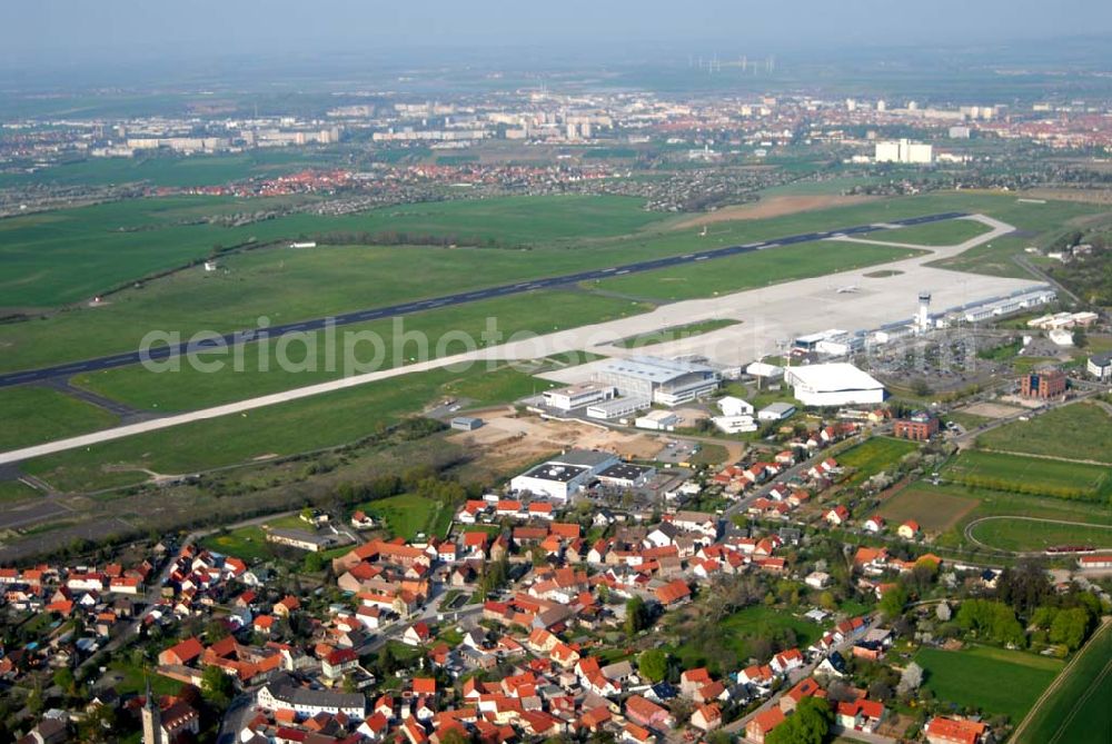 Erfurt from the bird's eye view: Der Flughafen Erfurt ist ein kleiner Flughafen, von dem aus hauptsächlich Passagierflüge einheimischer Fluggesellschaften innerhalb Deutschlands starten. Im Jahr 2004 gab es hier ca. 550.000 Fluggäste und 16.000 Starts und Landungen. Kontakt: Flughafen Erfurt GmbH, Flughafenstraße 4, 99092 Erfurt, Achim Walder: