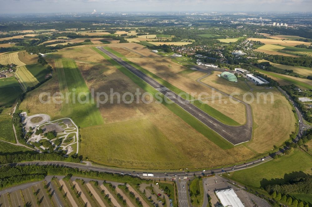 Aerial photograph MÜLHEIM - View of the grounds of the airport Essen / Mülheim in the state of North Rhine-Westphalia. The Essen / Mülheim airport (IATA code: ESS, ICAO: NOBLE) is a regional airport in the southwest of the Ruhr