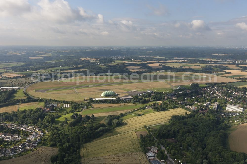 Aerial photograph MÜLHEIM - View of the grounds of the airport Essen / Mülheim in the state of North Rhine-Westphalia. The Essen / Mülheim airport (IATA code: ESS, ICAO: NOBLE) is a regional airport in the southwest of the Ruhr