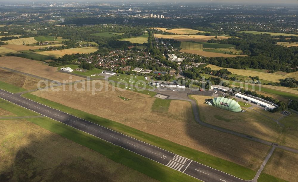 Aerial photograph MÜLHEIM - View of the grounds of the airport Essen / Mülheim in the state of North Rhine-Westphalia. The Essen / Mülheim airport (IATA code: ESS, ICAO: NOBLE) is a regional airport in the southwest of the Ruhr