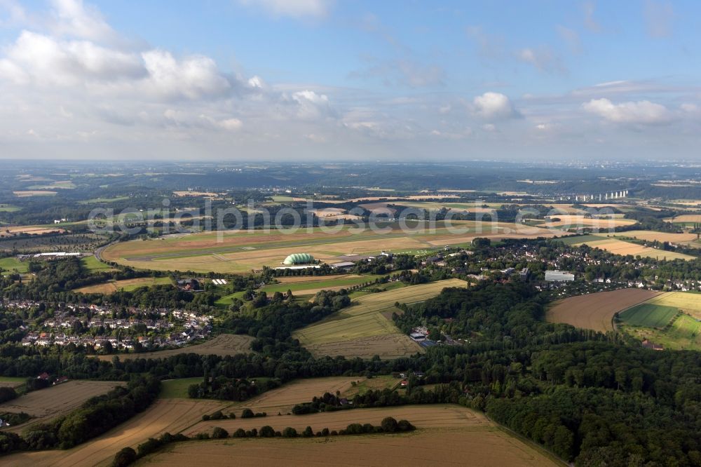 Essen from the bird's eye view: View of the Airport Essen/Mülheim on the border between Essen and Mülheim in the state North Rhine-Westphalia. The airport Essen / Mülheim is a regional airport in the southwest of the Ruhr area. This place is classified as commercial airport and nationally important for the professional pilot training