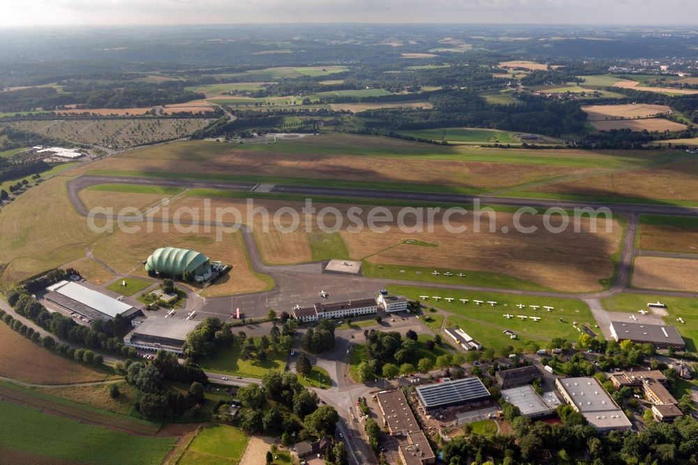 Aerial image Essen - View of the Airport Essen/Mülheim on the border between Essen and Mülheim in the state North Rhine-Westphalia. The airport Essen / Mülheim is a regional airport in the southwest of the Ruhr area. This place is classified as commercial airport and nationally important for the professional pilot training