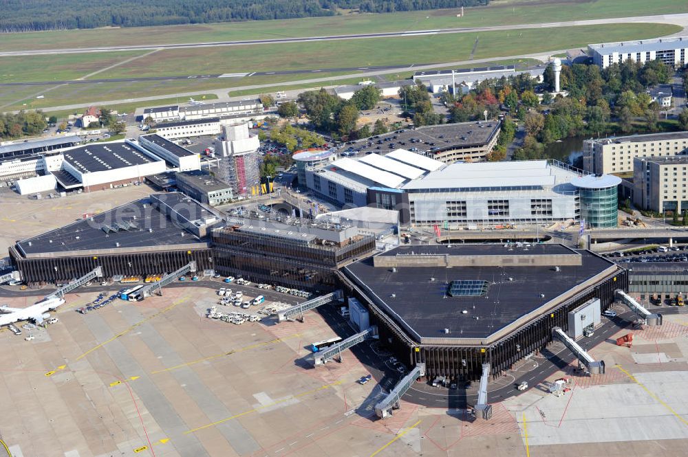 Hannover Langenhagen from above - Der Flughafen Hannover-Langenhagen ist der größte Flughafen von Niedersachsen. Der Flughafen entstand 1945 aus einem alten Flugplatz von 1945. Seit 1952 ist der Flughaffen offiziell für die Zivilnutzung eröffnet. The Hannover Airport is the biggest in Niedersachsen. It was opened in Langenhagen in 1952, replacing an old airfield from 1945.