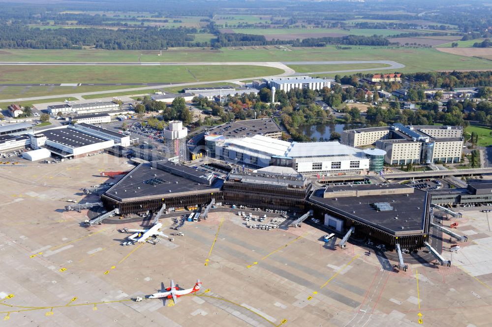 Hannover Langenhagen from the bird's eye view: Der Flughafen Hannover-Langenhagen ist der größte Flughafen von Niedersachsen. Der Flughafen entstand 1945 aus einem alten Flugplatz von 1945. Seit 1952 ist der Flughaffen offiziell für die Zivilnutzung eröffnet. The Hannover Airport is the biggest in Niedersachsen. It was opened in Langenhagen in 1952, replacing an old airfield from 1945.