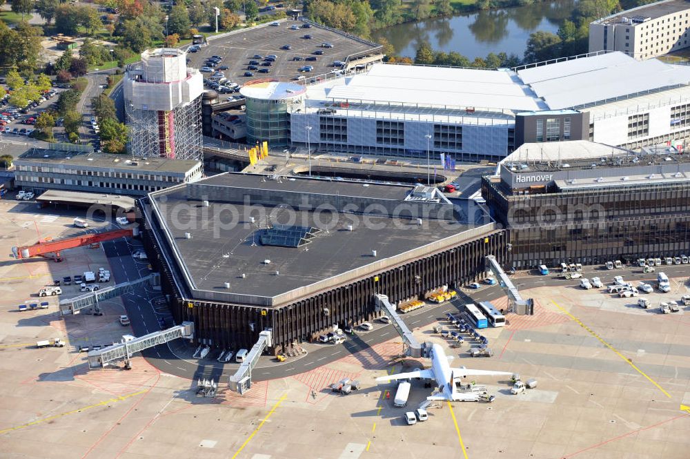 Aerial photograph Hannover Langenhagen - Der Flughafen Hannover-Langenhagen ist der größte Flughafen von Niedersachsen. Der Flughafen entstand 1945 aus einem alten Flugplatz von 1945. Seit 1952 ist der Flughaffen offiziell für die Zivilnutzung eröffnet. The Hannover Airport is the biggest in Niedersachsen. It was opened in Langenhagen in 1952, replacing an old airfield from 1945.