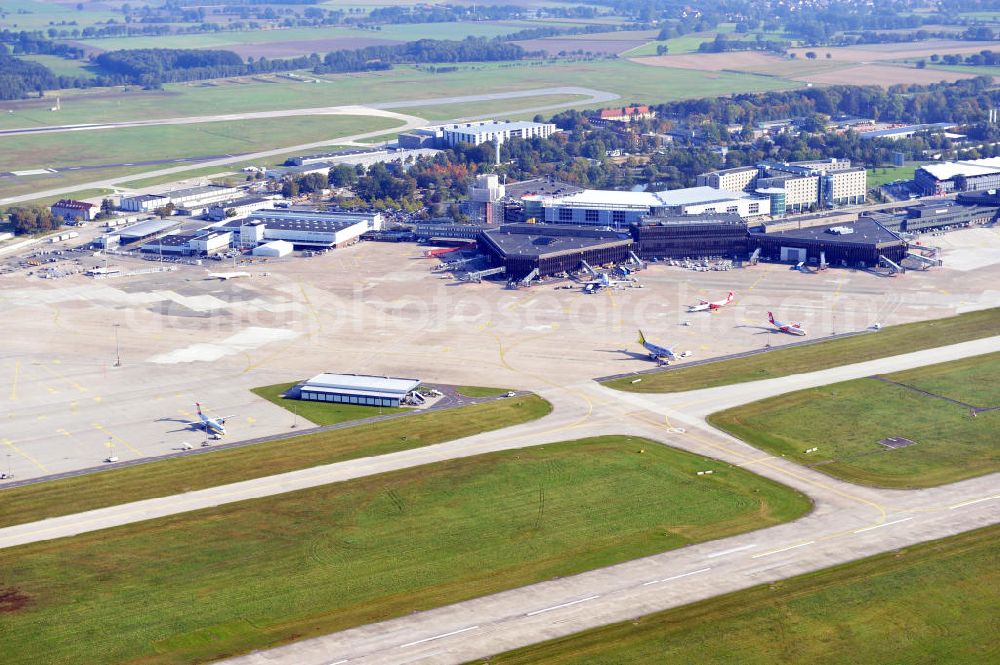 Aerial photograph Hannover Langenhagen - Der Flughafen Hannover-Langenhagen ist der größte Flughafen von Niedersachsen. Der Flughafen entstand 1945 aus einem alten Flugplatz von 1945. Seit 1952 ist der Flughaffen offiziell für die Zivilnutzung eröffnet. The Hannover Airport is the biggest in Niedersachsen. It was opened in Langenhagen in 1952, replacing an old airfield from 1945.