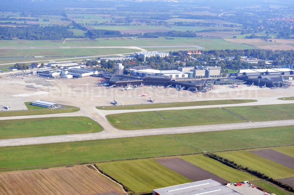 Hannover Langenhagen from above - Der Flughafen Hannover-Langenhagen ist der größte Flughafen von Niedersachsen. Der Flughafen entstand 1945 aus einem alten Flugplatz von 1945. Seit 1952 ist der Flughaffen offiziell für die Zivilnutzung eröffnet. The Hannover Airport is the biggest in Niedersachsen. It was opened in Langenhagen in 1952, replacing an old airfield from 1945.