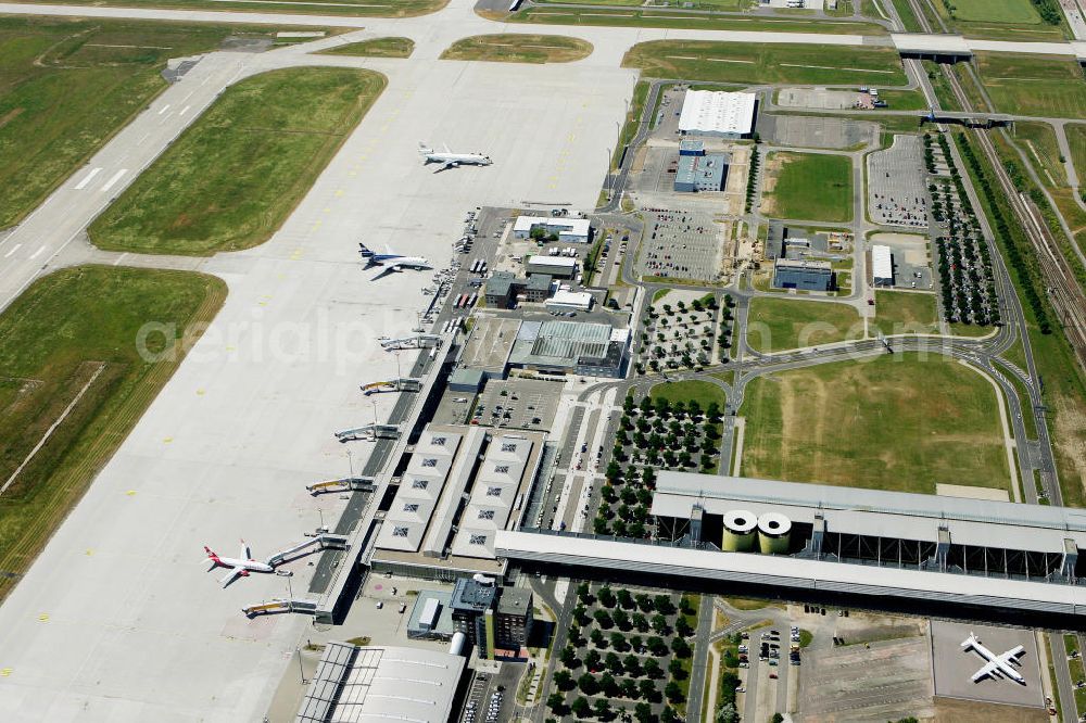 Schkeuditz from the bird's eye view: Der Flughafen Leipzig-Halle am Terminalring bei Schkeuditz in Sachsen. The airport Leipzig-Halle at the street Terminalring at the town Schkeuditz in Saxony.