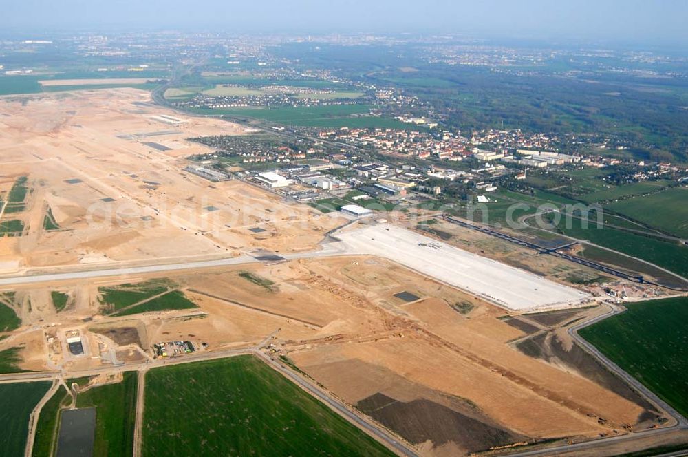 Leipzig from above - Flughafen Leipzig - Halle in Leipzig-Schkeuditz während des Ausbaus der Start- und Landebahn. Kontakt Flughafen: Flughafen Leipzig/Halle GmbH, Postfach 1, 04029 Leipzig, Tel.: 0341-2241159, Fax: 0341-2241175,