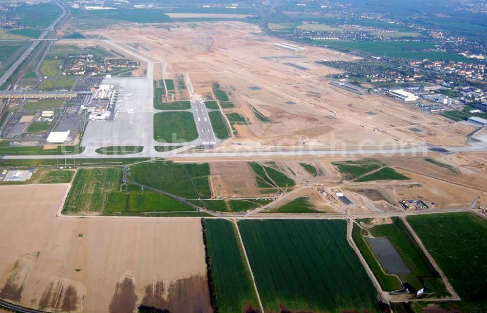 Leipzig from above - Flughafen Leipzig - Halle in Leipzig-Schkeuditz während des Ausbaus der Start- und Landebahn. Kontakt Flughafen: Flughafen Leipzig/Halle GmbH, Postfach 1, 04029 Leipzig, Tel.: 0341-2241159, Fax: 0341-2241175,