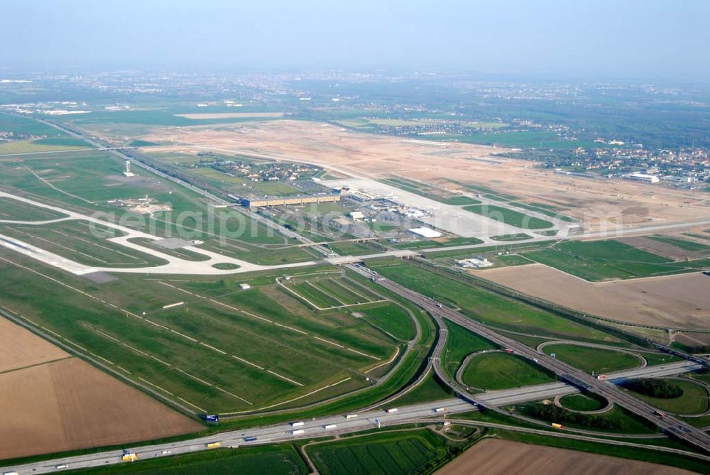 Leipzig from above - Flughafen Leipzig - Halle in Leipzig-Schkeuditz während des Ausbaus der Start- und Landebahn. Kontakt Flughafen: Flughafen Leipzig/Halle GmbH, Postfach 1, 04029 Leipzig, Tel.: 0341-2241159, Fax: 0341-2241175,