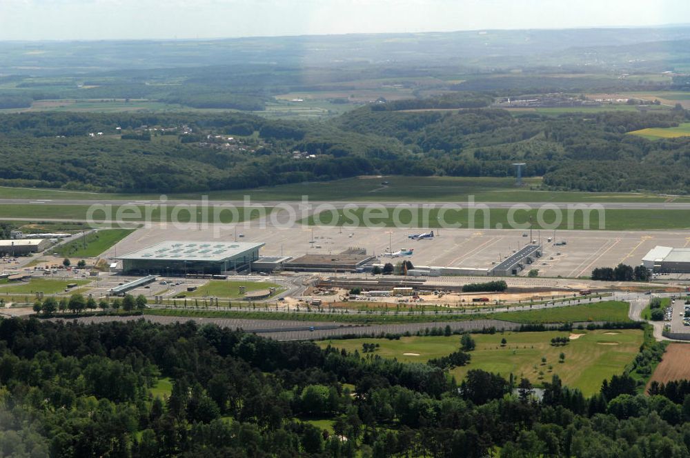 Luxemburg from the bird's eye view: Blick auf den internationale Flughafen Luxemburg, allgemein – jedoch nicht offiziell – nach einer benachbarten Ortschaft meist kurz Findel genannt.