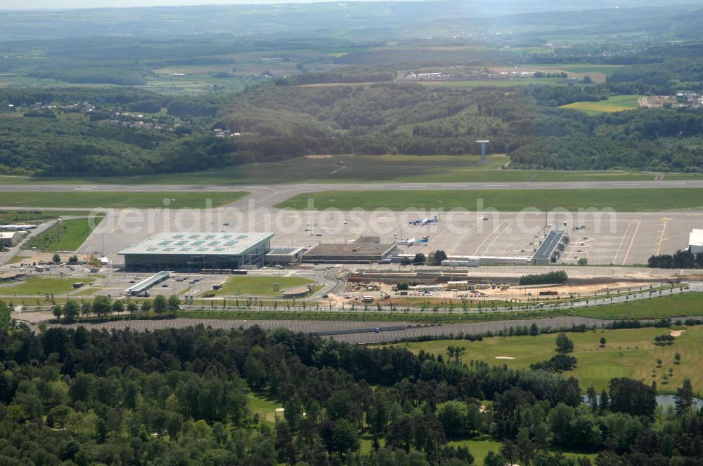 Aerial image Luxemburg - Blick auf den internationale Flughafen Luxemburg, allgemein – jedoch nicht offiziell – nach einer benachbarten Ortschaft meist kurz Findel genannt.