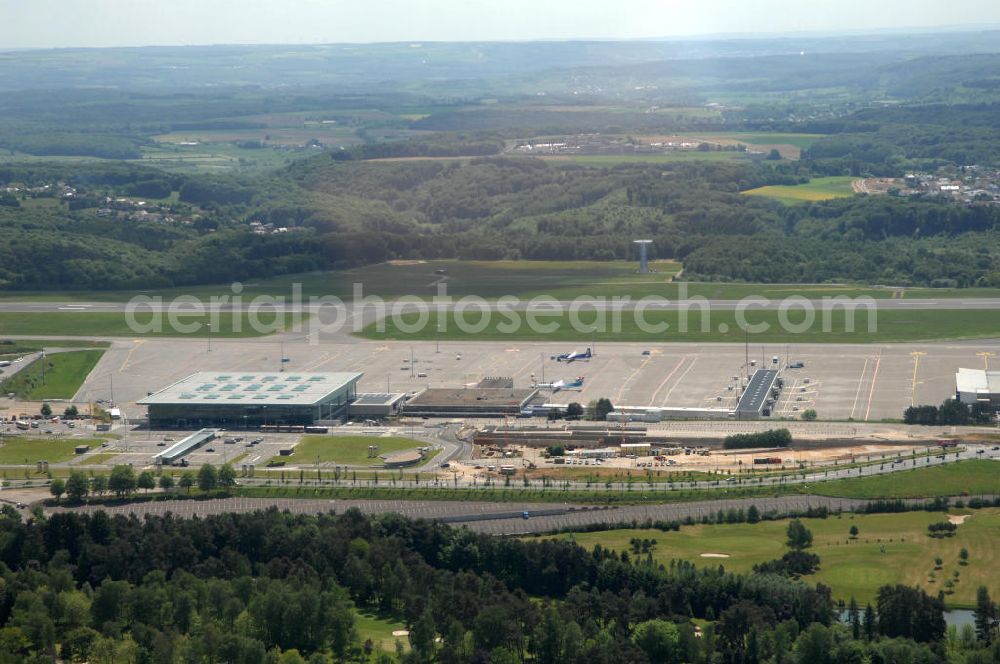 Aerial photograph Luxemburg - Blick auf den internationale Flughafen Luxemburg, allgemein – jedoch nicht offiziell – nach einer benachbarten Ortschaft meist kurz Findel genannt.