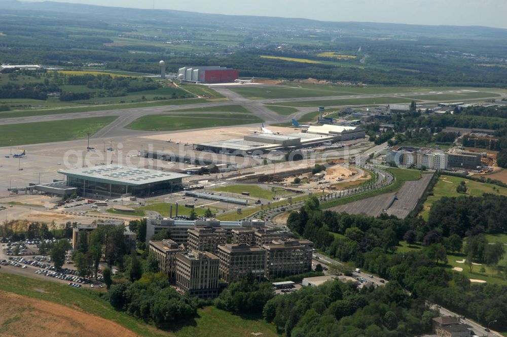 Luxemburg from above - Blick auf den internationale Flughafen Luxemburg, allgemein – jedoch nicht offiziell – nach einer benachbarten Ortschaft meist kurz Findel genannt.