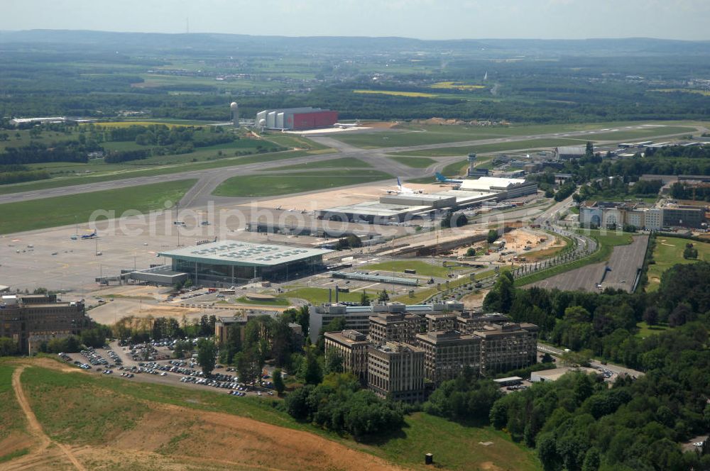 Luxemburg from the bird's eye view: Blick auf den internationale Flughafen Luxemburg, allgemein – jedoch nicht offiziell – nach einer benachbarten Ortschaft meist kurz Findel genannt.