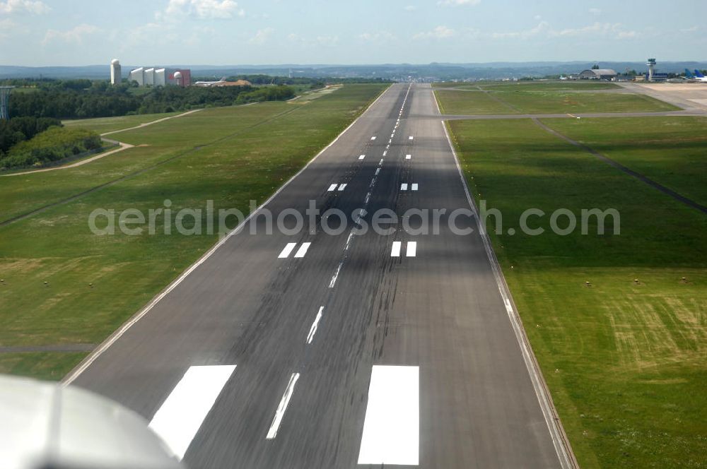 Luxemburg from above - Blick auf den internationale Flughafen Luxemburg, allgemein – jedoch nicht offiziell – nach einer benachbarten Ortschaft meist kurz Findel genannt.