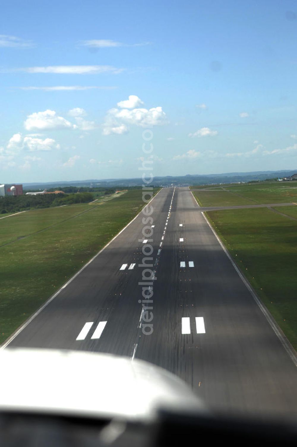 Luxemburg from the bird's eye view: Blick auf den internationale Flughafen Luxemburg, allgemein – jedoch nicht offiziell – nach einer benachbarten Ortschaft meist kurz Findel genannt.