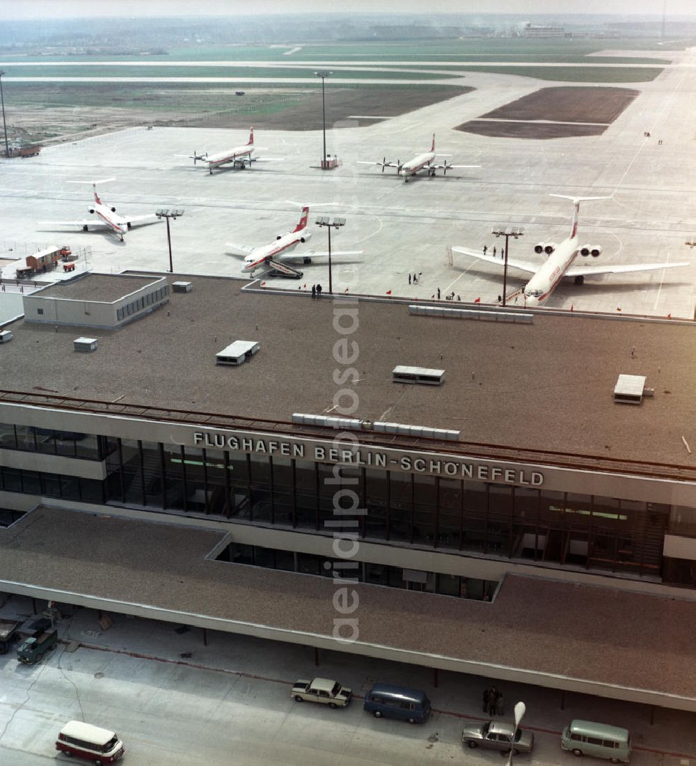 Aerial image Schönefeld - Blick auf das Empfangsgebäude des Flughafen Schönefeld bei Berlin. Im Hintergrund Großraumflugzeuge / Passagierflugzeuge der Interflug.