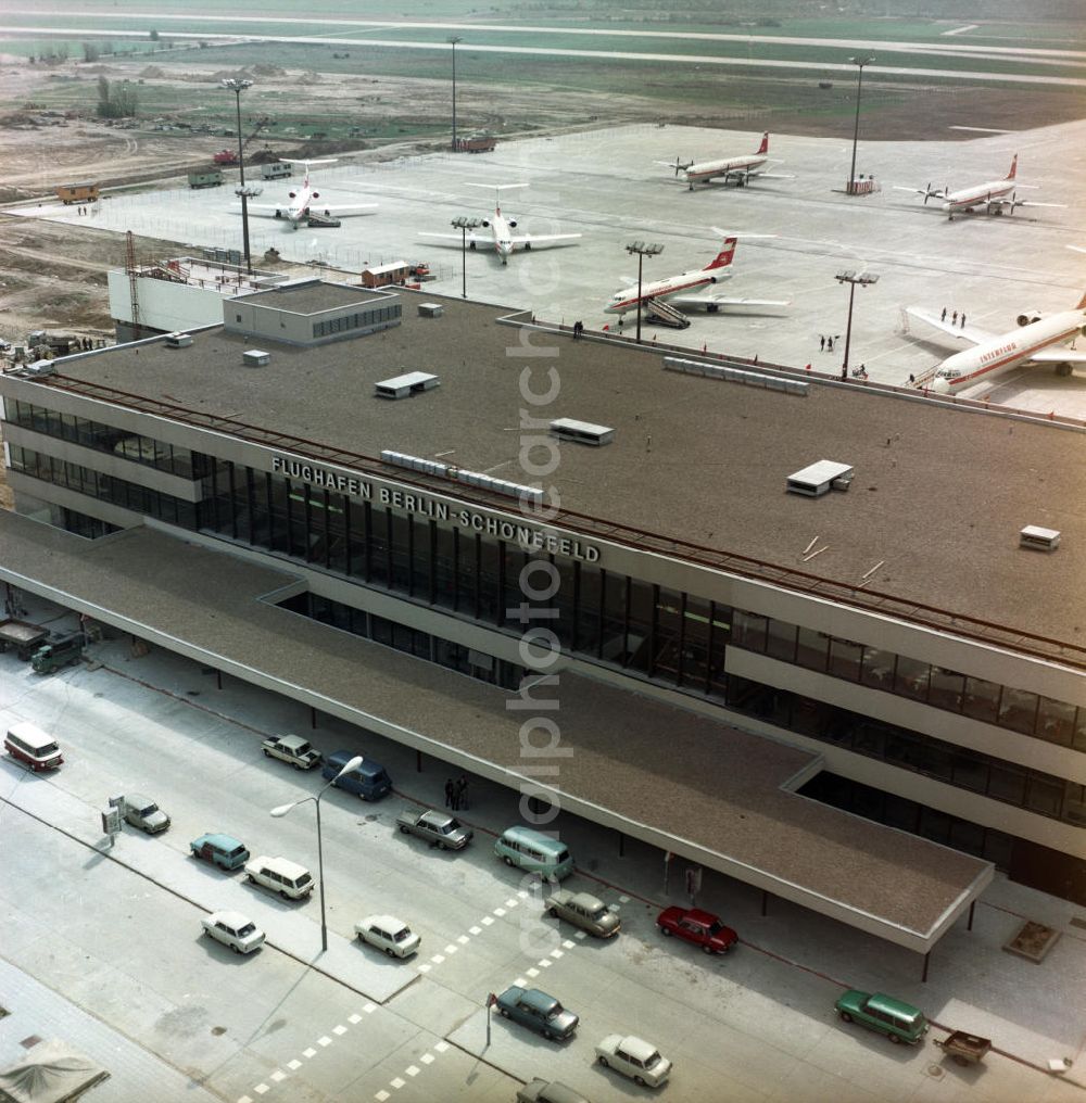 Aerial photograph Schönefeld - Blick auf das Empfangsgebäude des Flughafen Schönefeld bei Berlin. Im Hintergrund Großraumflugzeuge / Passagierflugzeuge der Interflug.