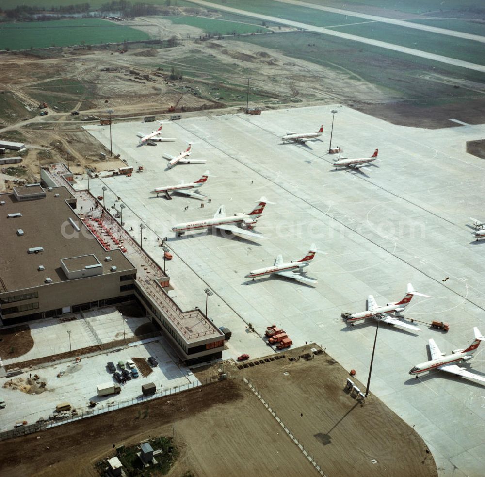 Aerial image Schönefeld - Blick auf das Empfangsgebäude und das Vorfeld mit Großraumflugzeugen / Passagierflugzeugen der Interflug des Flughafen Schönefeld bei Berlin.