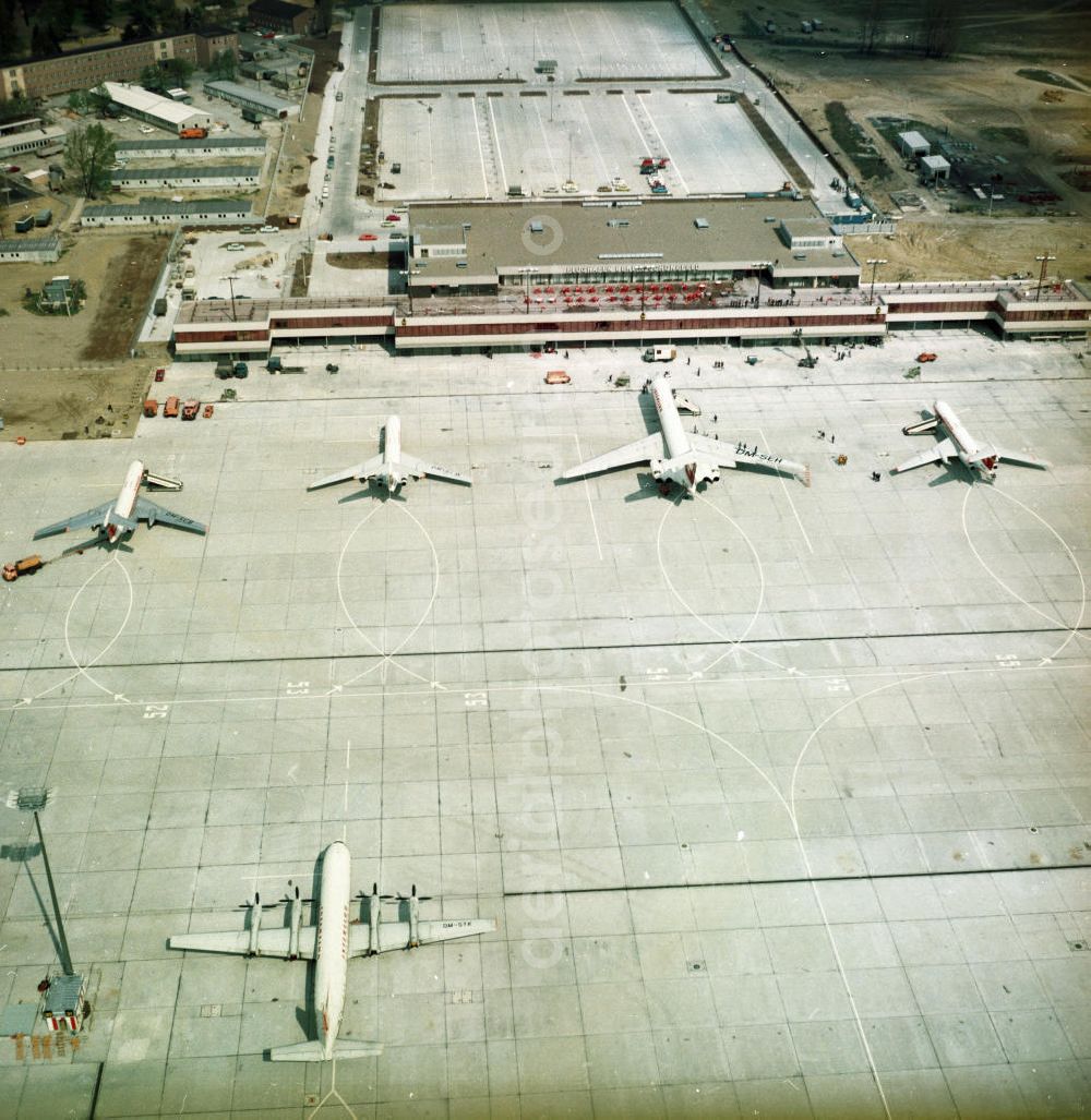 Aerial photograph Schönefeld - Blick auf das Empfangsgebäude und das Vorfeld mit Großraumflugzeugen / Passagierflugzeugen der Interflug des Flughafen Schönefeld bei Berlin.