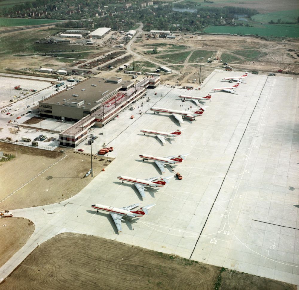 Schönefeld from above - Blick auf das Empfangsgebäude und das Vorfeld mit Großraumflugzeugen / Passagierflugzeugen der Interflug des Flughafen Schönefeld bei Berlin.