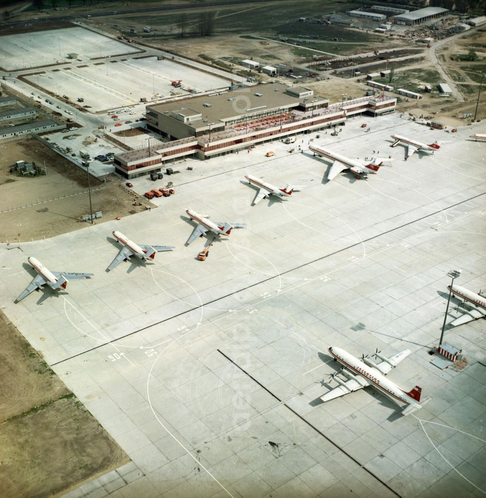 Schönefeld from the bird's eye view: Blick auf das Empfangsgebäude und das Vorfeld mit Großraumflugzeugen / Passagierflugzeugen der Interflug des Flughafen Schönefeld bei Berlin.