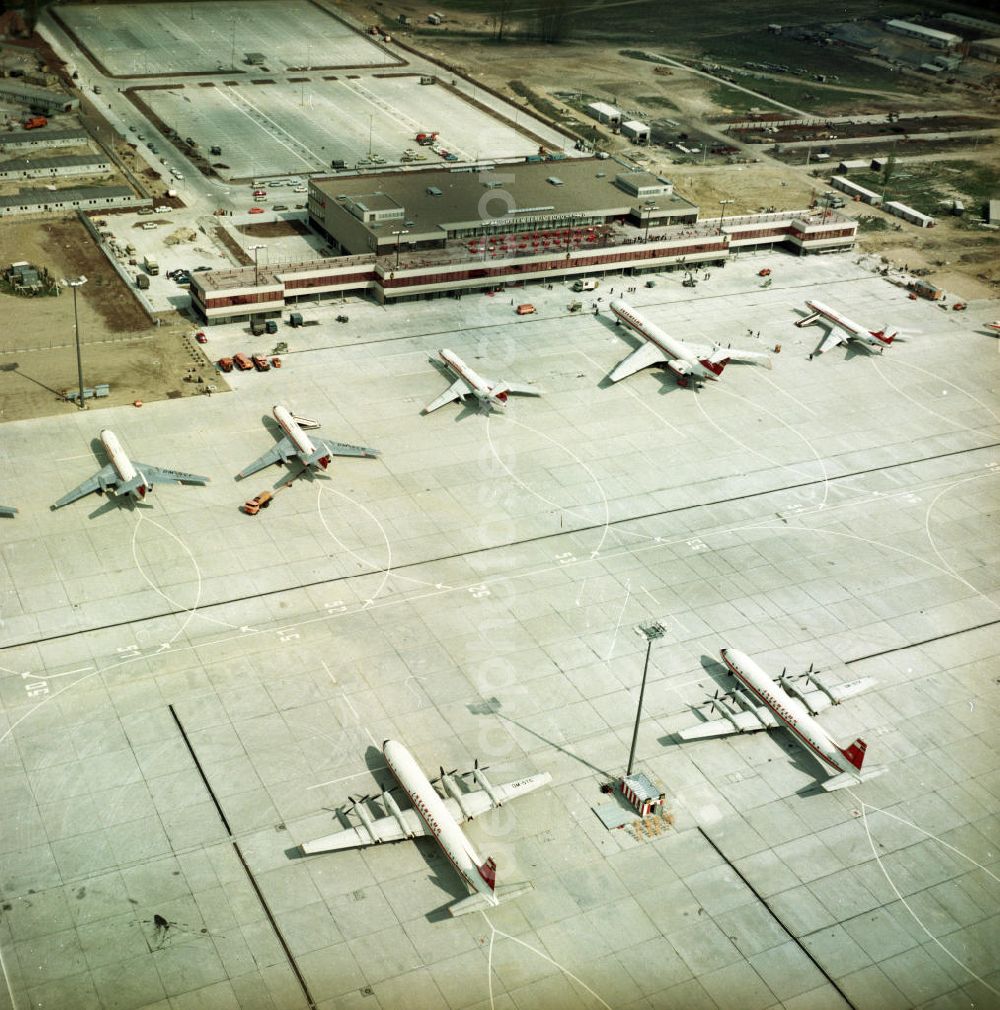 Aerial image Schönefeld - Blick auf das Empfangsgebäude und das Vorfeld mit Großraumflugzeugen / Passagierflugzeugen der Interflug des Flughafen Schönefeld bei Berlin.