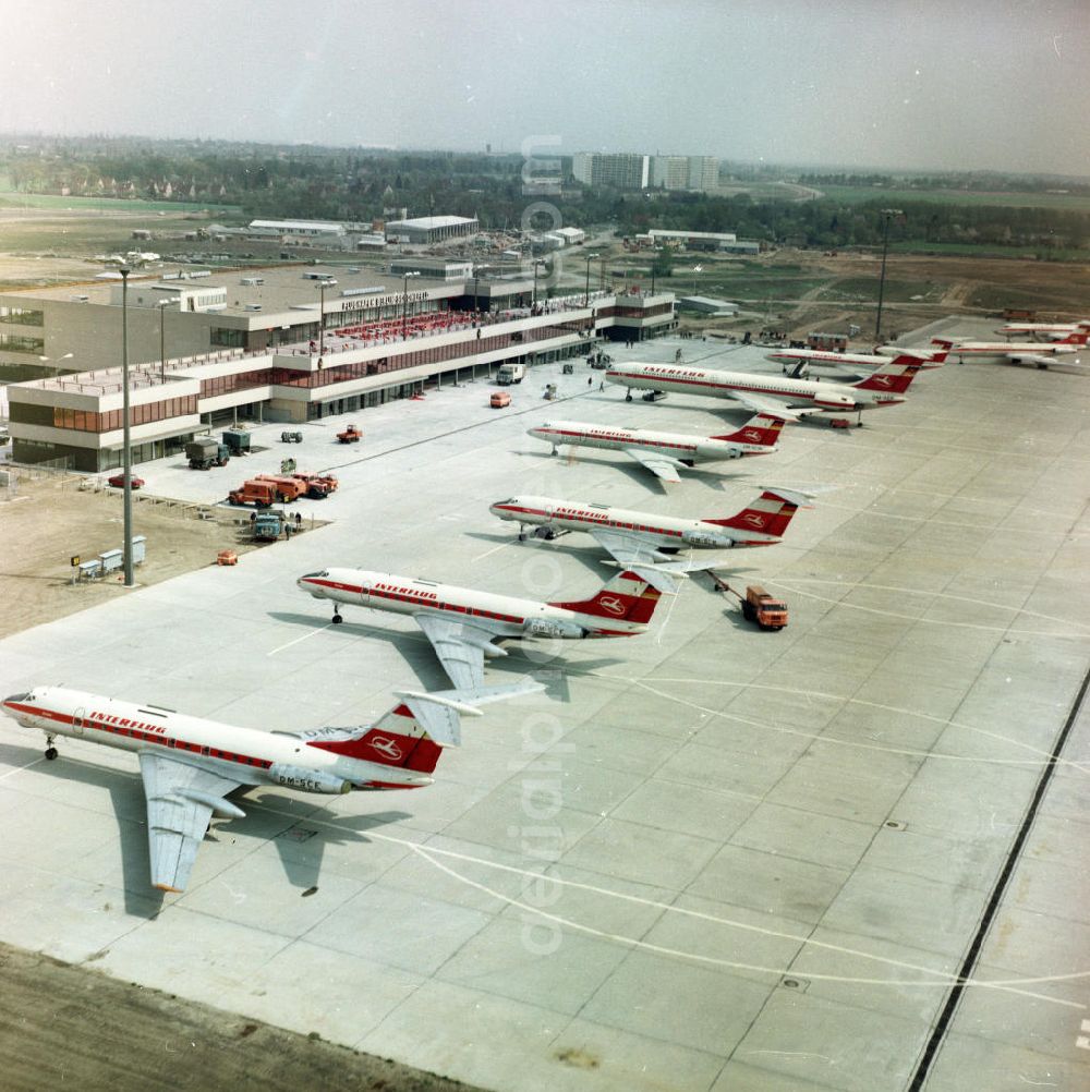 Aerial photograph Schönefeld - Blick auf das Empfangsgebäude und das Vorfeld mit Großraumflugzeugen / Passagierflugzeugen der Interflug des Flughafen Schönefeld bei Berlin.