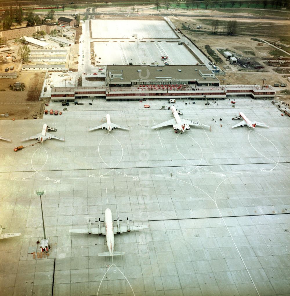 Schönefeld from above - Blick auf das Empfangsgebäude und das Vorfeld mit Großraumflugzeugen / Passagierflugzeugen der Interflug des Flughafen Schönefeld bei Berlin.