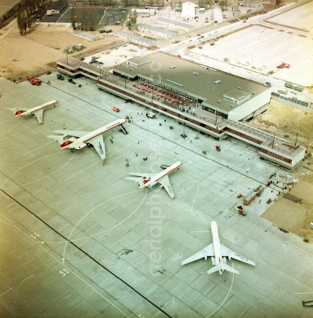 Schönefeld from the bird's eye view: Blick auf das Empfangsgebäude und das Vorfeld mit Großraumflugzeugen / Passagierflugzeugen der Interflug des Flughafen Schönefeld bei Berlin.