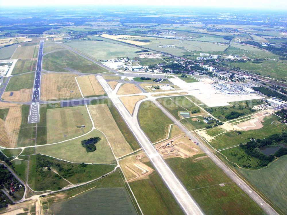 Aerial image Schönefeld / BRB - Blick auf die Start- und Landebahnen am Flughafen Schönefeld (SXF), Mittelstraße / Am Seegraben ,12527 Berlin-Umland