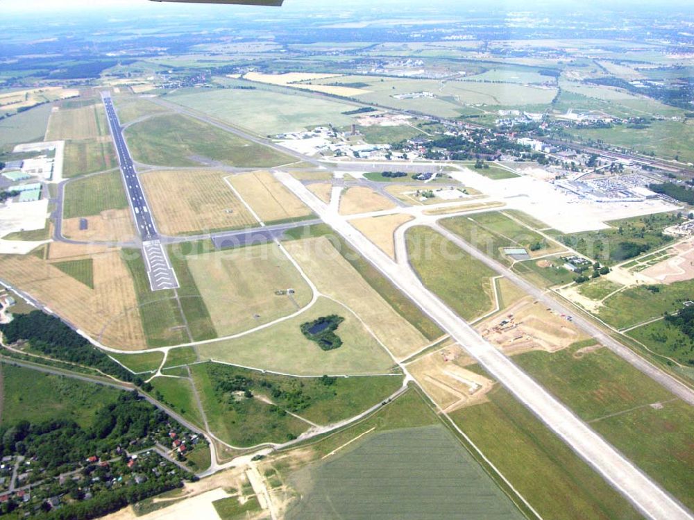 Aerial photograph Schönefeld / BRB - Blick auf die Start- und Landebahnen am Flughafen Schönefeld (SXF), Mittelstraße / Am Seegraben ,12527 Berlin-Umland