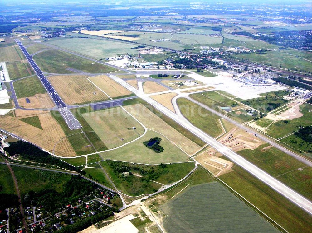 Schönefeld / BRB from above - Blick auf die Start- und Landebahnen am Flughafen Schönefeld (SXF), Mittelstraße / Am Seegraben ,12527 Berlin-Umland