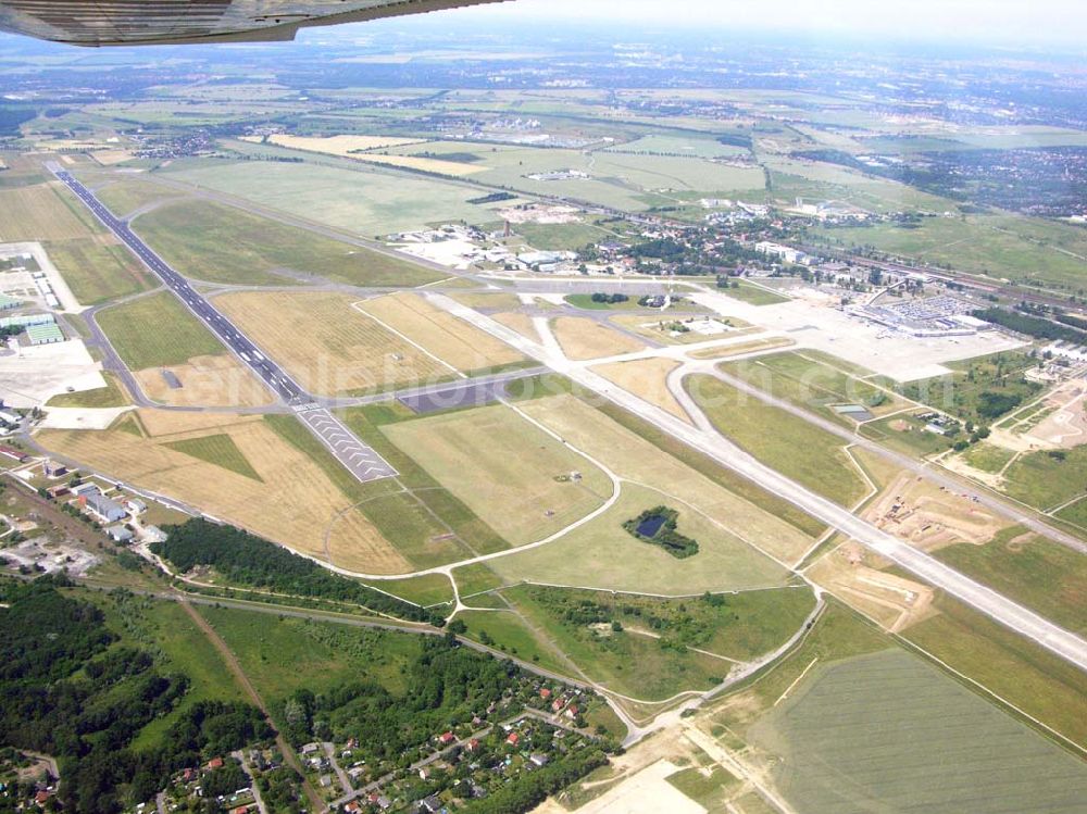 Schönefeld / BRB from the bird's eye view: Blick auf die Start- und Landebahnen am Flughafen Schönefeld (SXF), Mittelstraße / Am Seegraben ,12527 Berlin-Umland