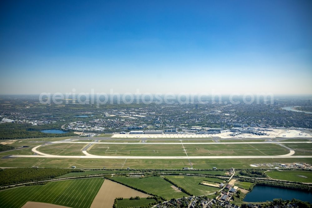 Düsseldorf from the bird's eye view: Airport runways in Duesseldorf in the state North Rhine-Westphalia, Germany