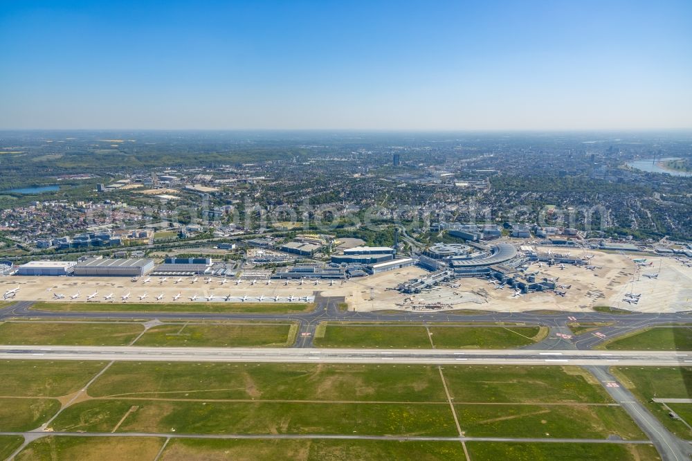 Düsseldorf from above - Airport runways in Duesseldorf in the state North Rhine-Westphalia, Germany