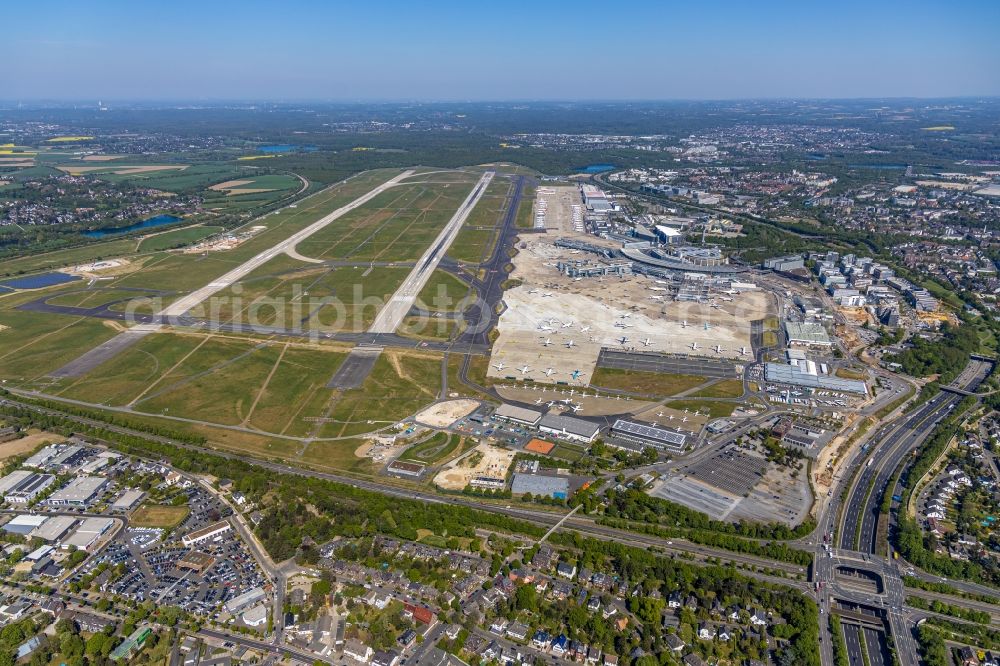 Düsseldorf from the bird's eye view: Airport runways in Duesseldorf in the state North Rhine-Westphalia, Germany