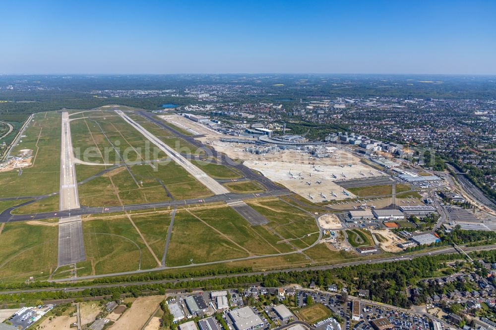 Aerial image Düsseldorf - Airport runways in Duesseldorf in the state North Rhine-Westphalia, Germany