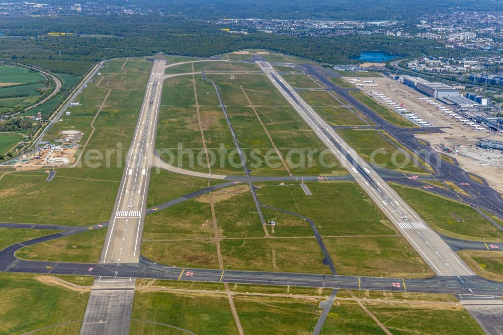 Aerial photograph Düsseldorf - Airport runways in Duesseldorf in the state North Rhine-Westphalia, Germany