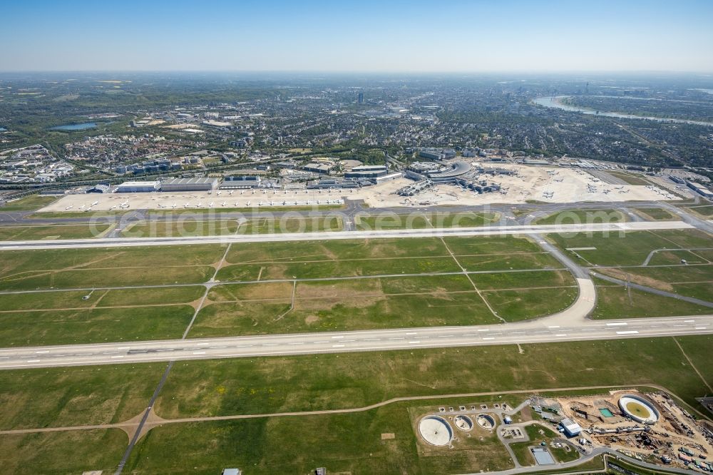 Aerial image Düsseldorf - Airport runways in Duesseldorf in the state North Rhine-Westphalia, Germany