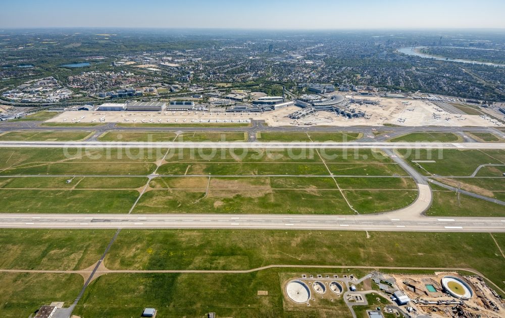 Aerial photograph Düsseldorf - Airport runways in Duesseldorf in the state North Rhine-Westphalia, Germany