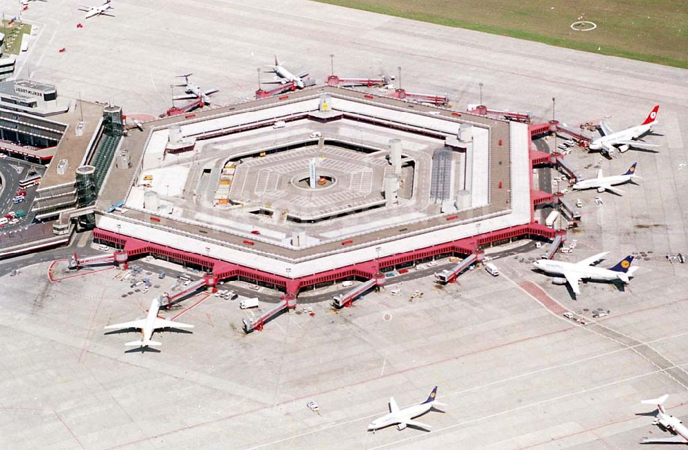 Berlin from the bird's eye view: 30.06.1995 Flughafen Tegel nach Rekonstruktion