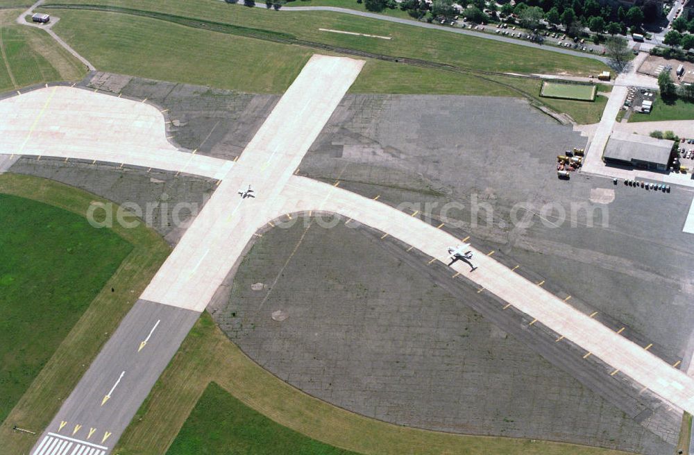 Berlin Tempelhof from the bird's eye view: Landebahn und Rollweg vom Flughafen Tempelhof. Runway and taxiway of Tempelhof Airport.