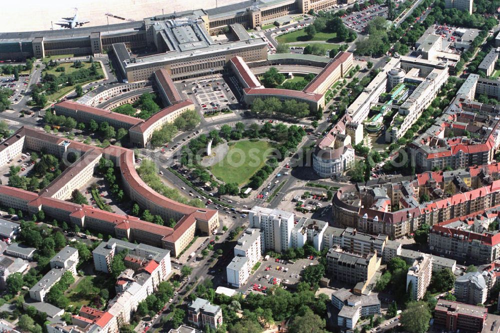 Aerial image Berlin Tempelhof - Blick über den Platz der Luftbrücke auf das Abfertingsgebäude vom Flughafen Tempelhof. View over the public square Platz der Luftbruecke on the passenger terminal of Tempelhof Airport.